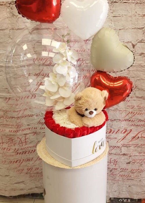 מארז מתנה עם בלונים לבן ואדום ודובי