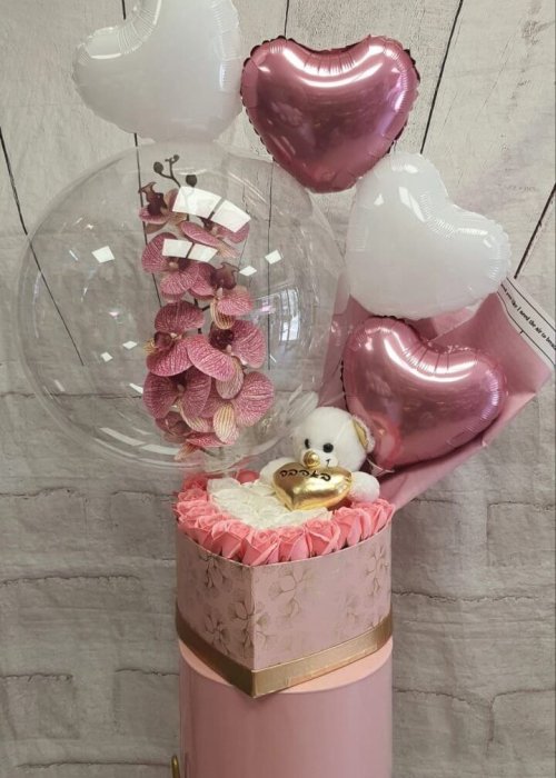 מארז מתנה בלוני לב ורוד ולבן עם דובי ובלון שקוף