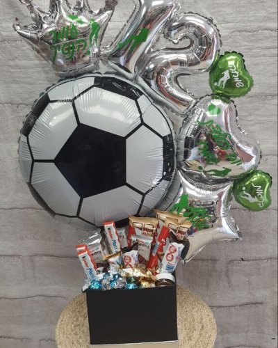מארז שוקולדים עם בלון כדורגל ולבבות