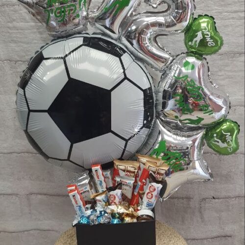 מארז שוקולדים עם בלון כדורגל ולבבות