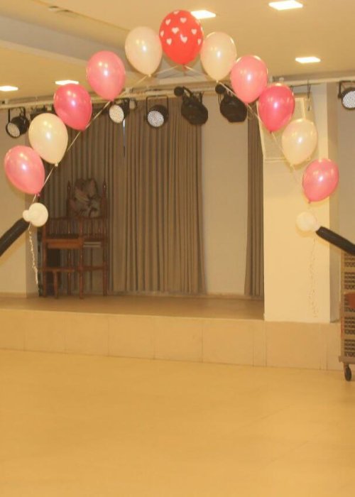 קשת בלונים לבריתה מיני מאוס אדום