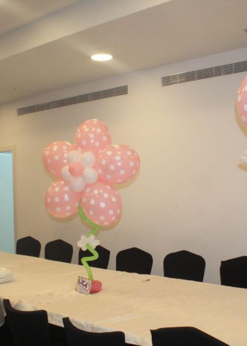 בלונים לבריתה על השולחן