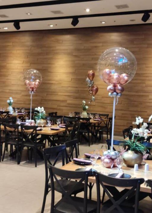 סידור בלונים על שולחן