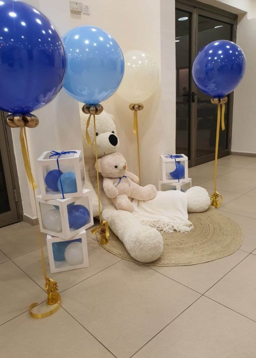 סידור בלונים לברית עם דובי ענק