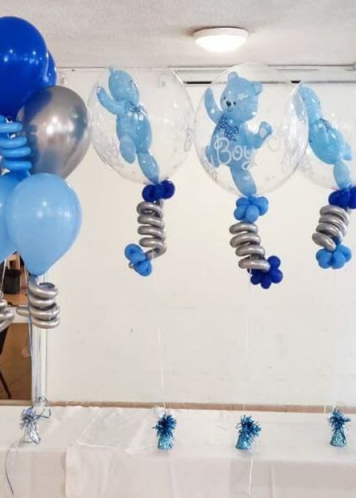 סידור בלונים לברית בצבעים כסוף, כחול ותכלת