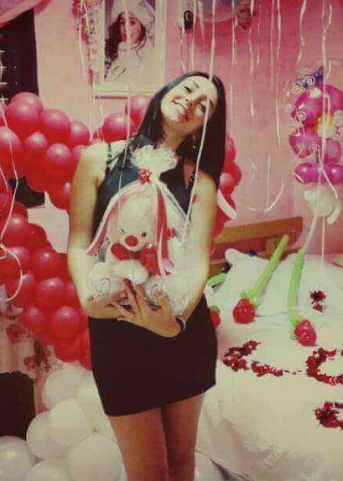 אישה בחדר עם סידור בלונים