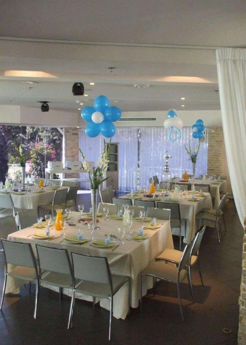 שולחנות עם עיצובי בלונים לאירוע ברית