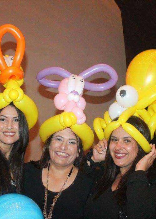 חוגגות עם בלונים על הראש3