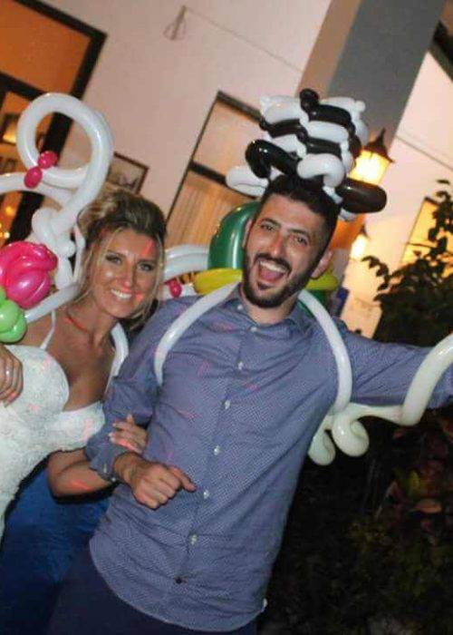 חתן וכלה עם בלונים