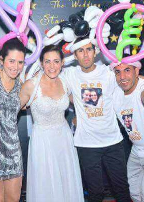 מוזמנים חוגגים עם בלונים