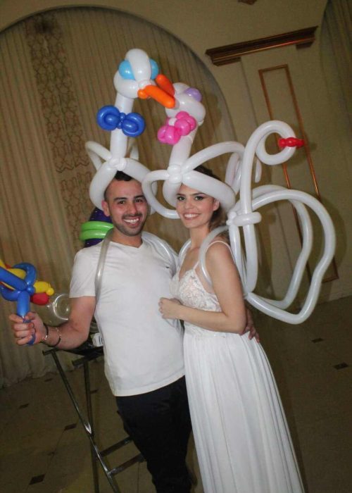 חתן וכלה עם בלונים